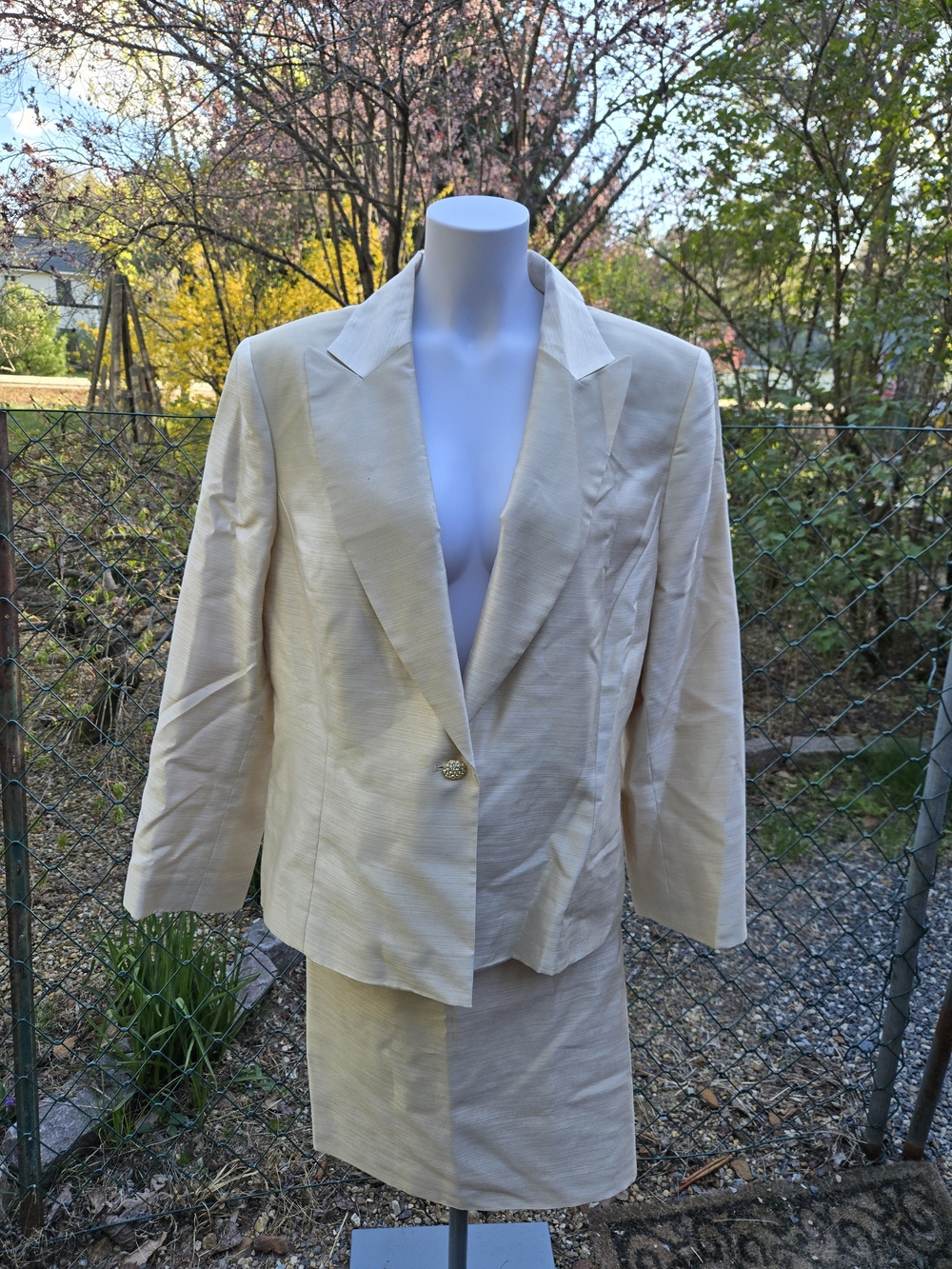 Le Suit Light Cream Women's Blazer with Zipper Skirt Suit